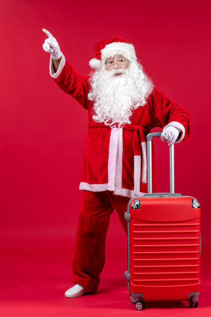 前面圣诞老人的正面图 红色的墙上挂着他的红色袋子快乐圣诞快乐圣诞老人