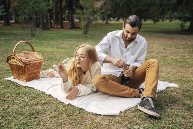 快乐夫妻俩一起在户外野餐高兴休息可爱