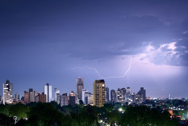 闪电闪电击中城市天际线的镜头光明光云