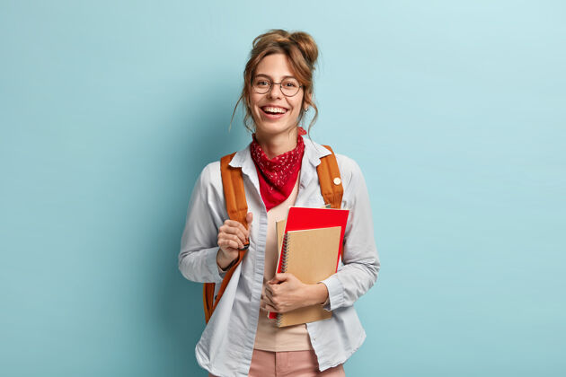考试积极向上的女生背着螺旋记事本 笔记本 背着背包 准备上学和上课眼镜青少年教育