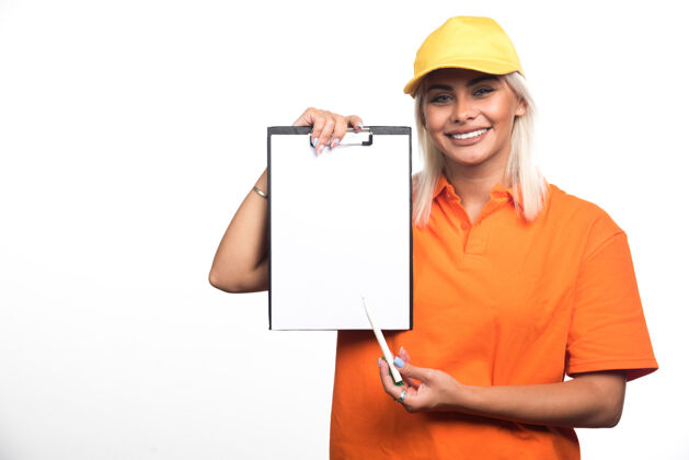订单女信使指着白色背景上的空笔记本高质量的照片送货微笑职业