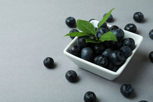 小组新鲜蓝莓 叶子是灰色的食物野生健康