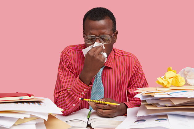 铅笔人 工作 疾病概念过敏性黑皮肤男性使用组织 流鼻涕 生病 学习文档感冒流感手帕