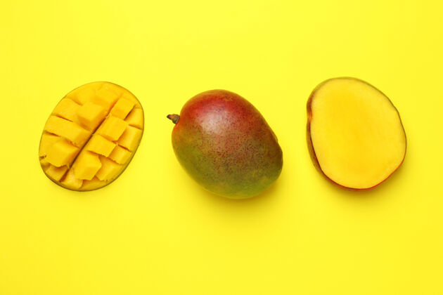 有机熟透的芒果放在黄色上 俯视图食物健康叶