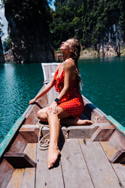 公园穿红色夏装的高加索女子在泰国亚裔船上度假 环游泰国户外女性热带