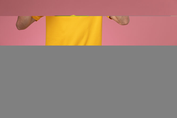 粉色正面图：身穿黄色制服 披风的男性快递员手持咖啡杯和粉色墙上的卡片名片黄色商务
