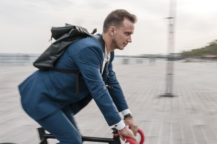 生态侧视男子骑自行车上班享受休息成年人