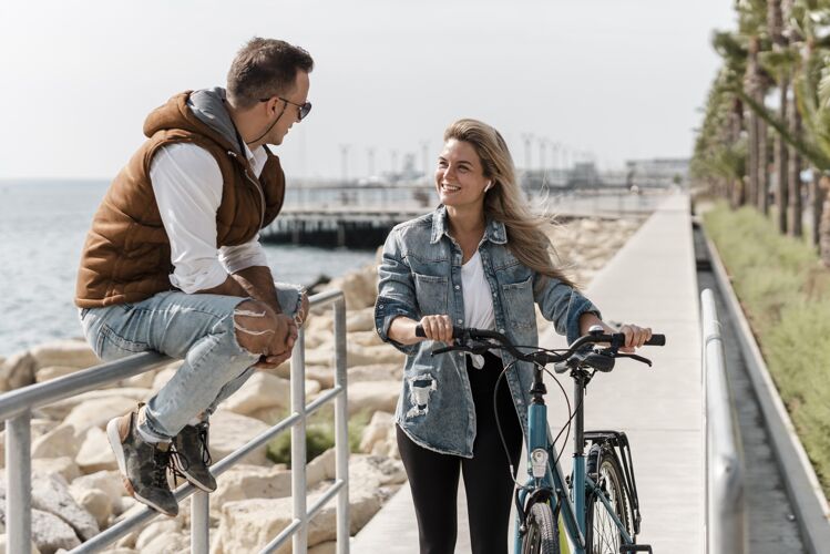 骑自行车者男人和女人在自行车旁交谈爱好户外自行车