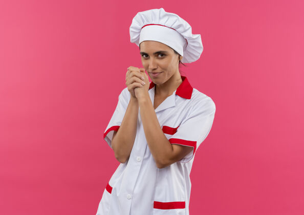 制服高兴的年轻女厨师穿着厨师制服展示握手手势与复制空间手势厨师厨师