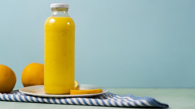 饮料美味的果汁瓶和橙子饮料整理天然
