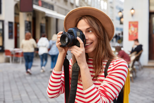 高兴专业女摄影师用照相机拍照 拍摄美景摄影师城市积极