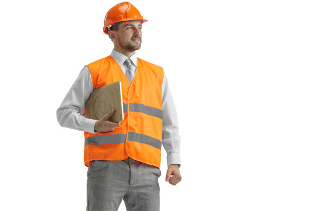 工程一个穿着建筑背心 戴着橙色头盔 带着笔记本电脑的建筑工人项目建筑工人