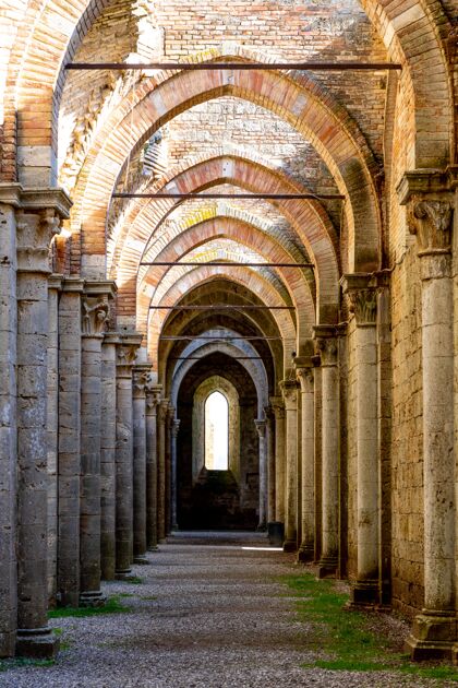 教意大利白天阳光下圣加尔加诺修道院的垂直照片修道院城市建筑