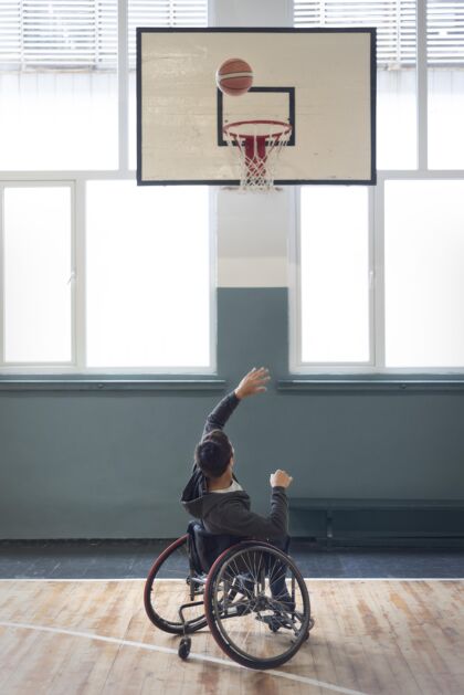 身体全能残疾人投球残疾坐着健康