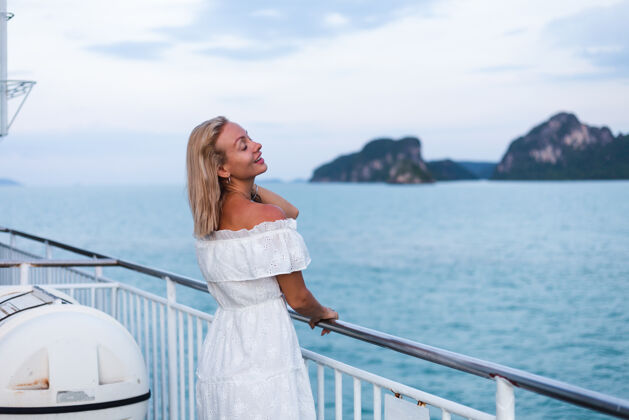 浪漫白衣女子在大船渡上航行的浪漫写真站立时尚优雅