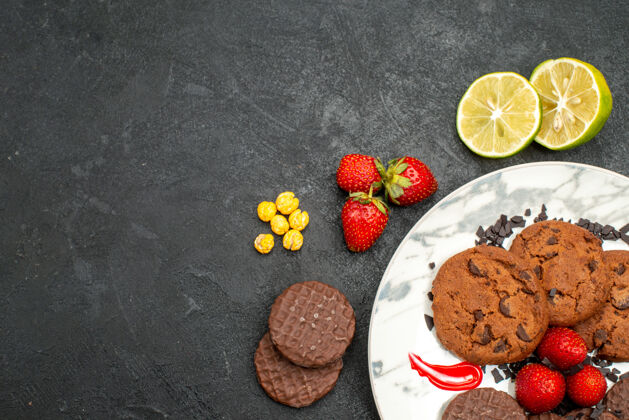 水果顶视图美味巧克力饼干茶在黑暗的背景茶甜甜饼干糖食物饼干草莓