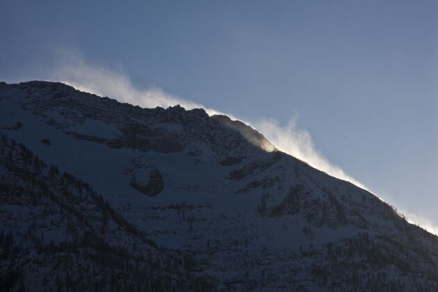 土地在多云的天空下 雪山的景色令人叹为观止天空雪山峰