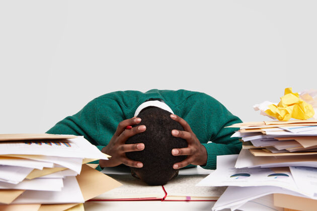 学生人 工作 期限和压力概念笔记本疲劳报告