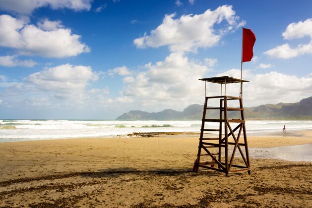 山马洛卡海滩救生员座位上挂着红旗的美丽照片天堂阳光湖