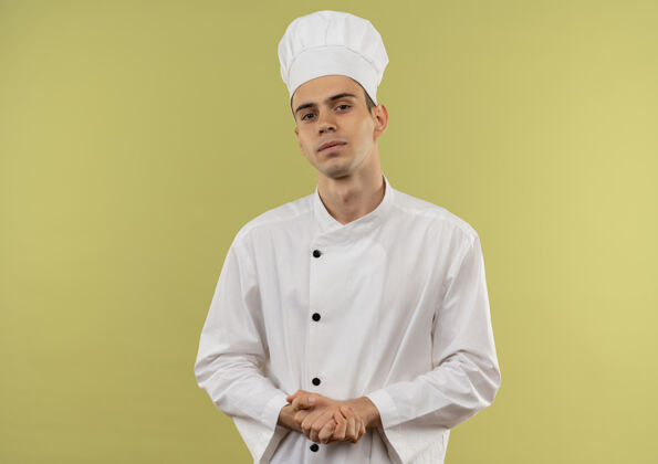 穿着身穿厨师制服的年轻男厨师在与世隔绝的绿墙上展示握手姿势年轻表情握手
