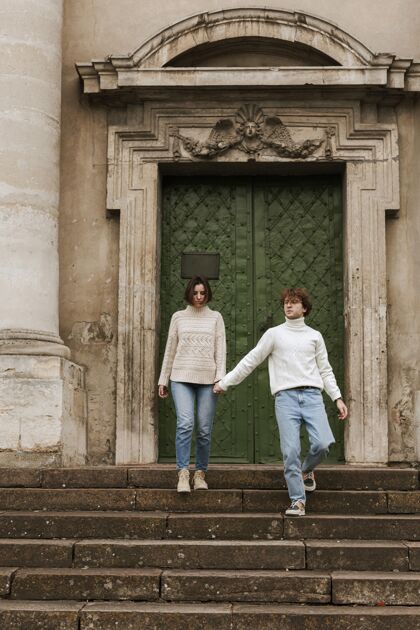 旅行一对年轻夫妇在门前摆姿势地点公民城市