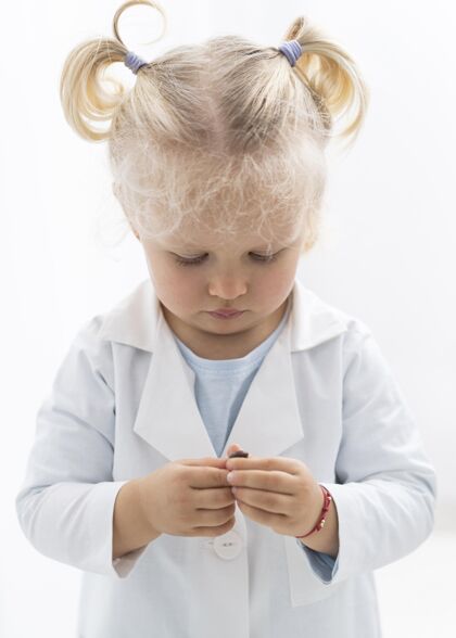 研究可爱的幼儿与实验外套的正面视图研究实验室孩子