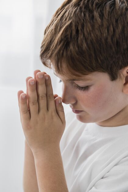 女人小男孩在祈祷宗教女人灵性