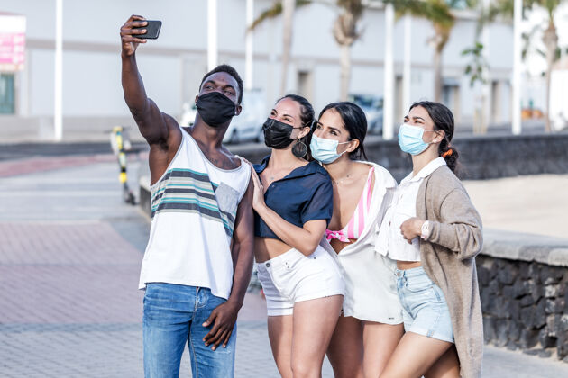 电话一群戴着面具的朋友在街上自拍自拍一起图片