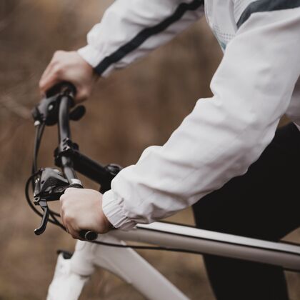 自行车侧视图骑山地车的人骑自行车活跃户外